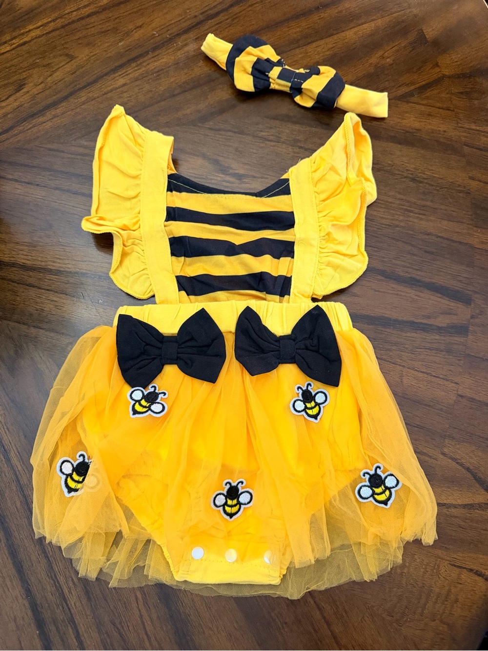 Adorable Bee-Themed Baby Girl Romper Dress Set – 6–12 Months